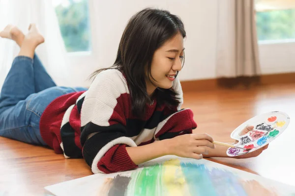 Concepto Arte Artista Femenina Asiática Tumbada Suelo Uso Pincel Para — Foto de Stock