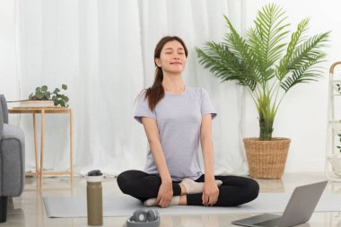 Yoga egzersiz konsepti, Yoga egzersizinden önce gözleri kapalı ve meditasyon yapan genç Asyalı kadın..