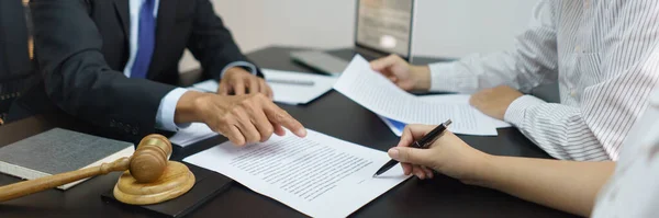 Концепція Консультування Юристів Пара Підписує Контракт Розлучення Після Старший Адвокат — стокове фото