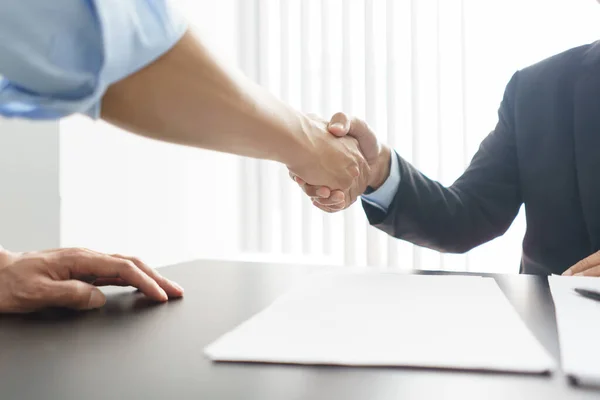 Concept Lawyer Counseling Businessman Senior Lawyer Shake Hands Negotiating Deal — Fotografia de Stock