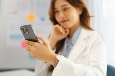 Başarılı iş konsepti, iş kadını çok çalıştıktan sonra akıllı telefonu rahatlamak için kullanıyor..
