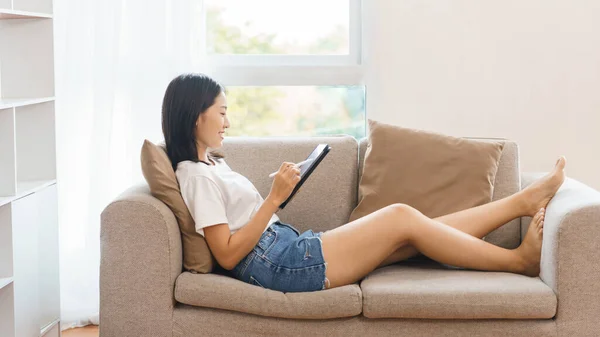 Home Lifestyle Concept Young Woman Lying Couch Using Tablet Surf — Stock Photo, Image