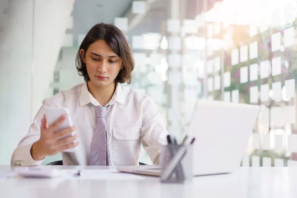 Concepto Negocio Empresario Usando Teléfono Inteligente Para Comprobar Los Datos — Foto de Stock