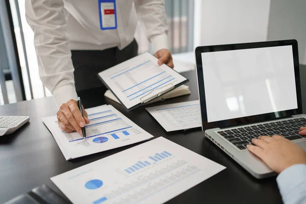 Geschäftskonzept Geschäftsmann Zeigt Auf Finanzdokument Dem Partner Informationen Erklären — Stockfoto