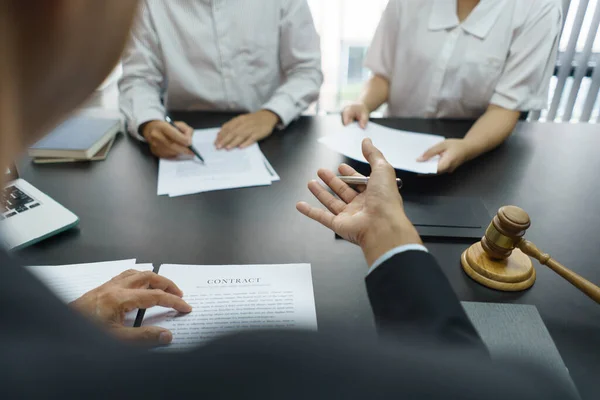 Lawyer Justice Concept Senior Lawyer Provides Advice Couple Divorce Agreement — Φωτογραφία Αρχείου