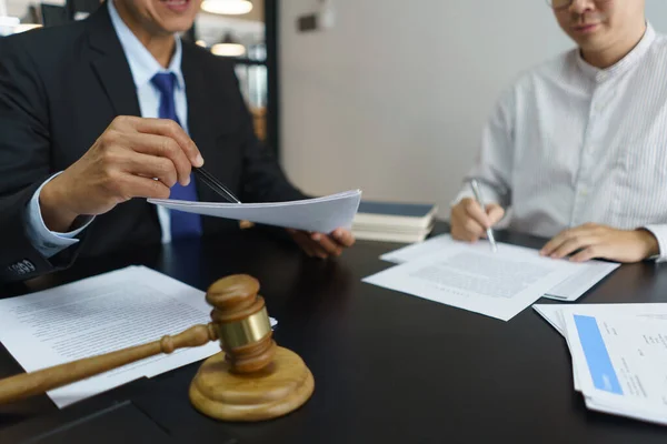 Lawyer Justice Concept Businessman Signs Contract Senior Lawyer Explains Details — Foto de Stock