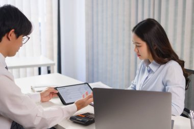 İş konsepti ve iş arkadaşı, proje hakkında konuşurken ortağa finansal verileri açıkladı.