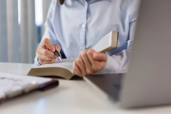 Conceito Negócio Mulher Negócios Lendo Dados Investimento Livro Para Preparar — Fotografia de Stock