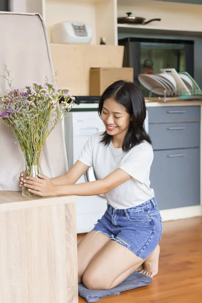 Gemütliches Lifestylekonzept Junge Frau Stellt Eine Vase Mit Blumen Zur — Stockfoto