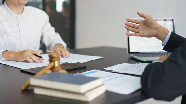 Concept Lawyer Counseling Senior Lawyer Explaining Contract Agreement Businessman — Fotografia de Stock