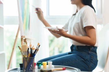 Sanat konsepti, Asyalı kadın sanatçının resim stüdyosunda tuval üzerinde fırça kullanması..