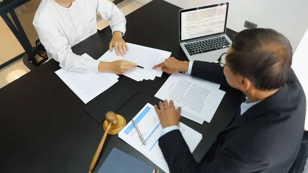 Lawyer Legal Concept Senior Lawyer Pointing Contract While Explaining Detail — ストック写真