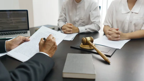 Concept Lawyer Counseling Senior Lawyer Explains Divorce Agreement Contract Couple —  Fotos de Stock