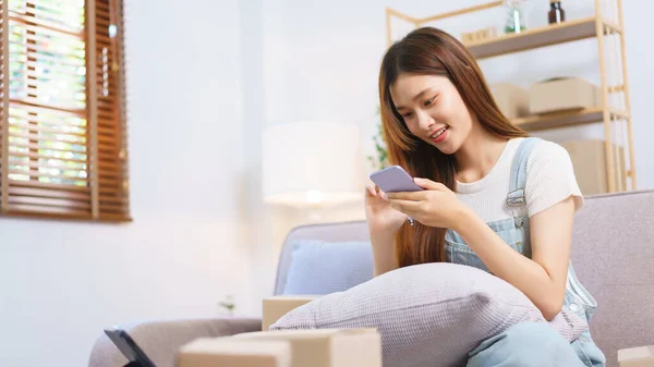 Online Seller Concept Female Entrepreneur Checks Online Orders Smartphone Prepare — Stock Photo, Image