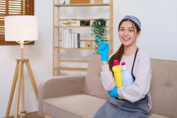 Housekeeping Concept Housemaid Doing Thumbs Holding Cleaning Solution Cleaning House — Foto Stock