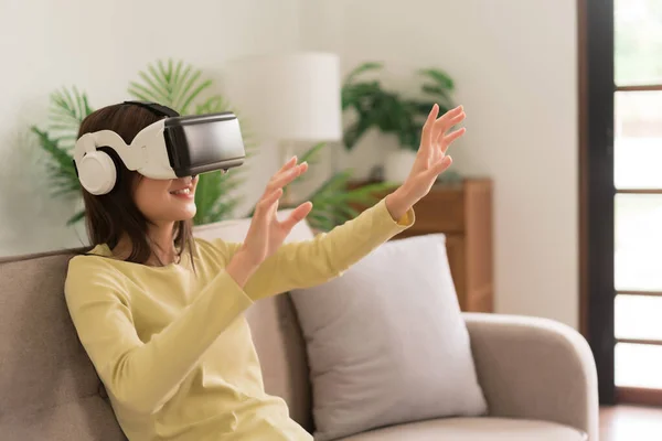 Concept Activity Home Young Woman Touching Air Experience Virtual Glasses — Foto de Stock
