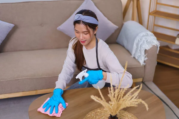 Hygiene Cleaning Concept Housemaid Using Cloth Spray Wipe Dust Table — Stockfoto