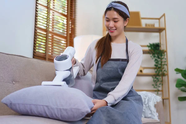 Housekeeping Concept Housemaid Use Vacuum Cleaner Vacuuming Cleaning Couch Pillow — Foto de Stock