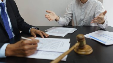 Avukat ve adalet kavramı, İşadamı iş sözleşmesi için kıdemli avukata danışıyor.
