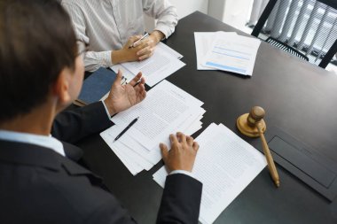 Avukat ve hukuk konsepti, kıdemli avukat iş sözleşmesinin yasallığı konusunda hukuki danışmanlık yapar.