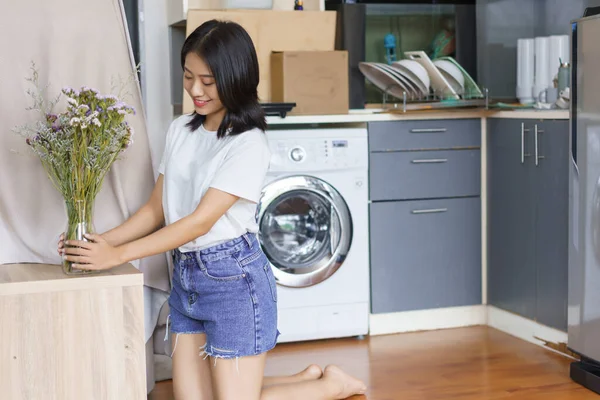 Inicio Concepto Estilo Vida Mujer Joven Colocando Jarrón Flores Para — Foto de Stock