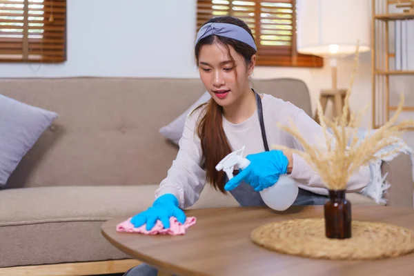 Housekeeping Concept Housemaid Using Cloth Spray Wipe Dust Table Living — Fotografia de Stock
