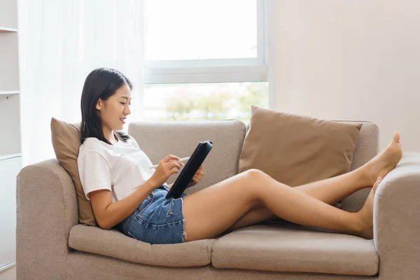 Home Lifestyle Concept Young Woman Lying Couch Using Tablet Surf — Stock Photo, Image
