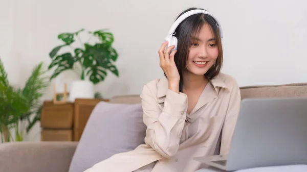 Conceito Atividade Sala Estar Mulher Asiática Está Usando Fone Ouvido — Fotografia de Stock