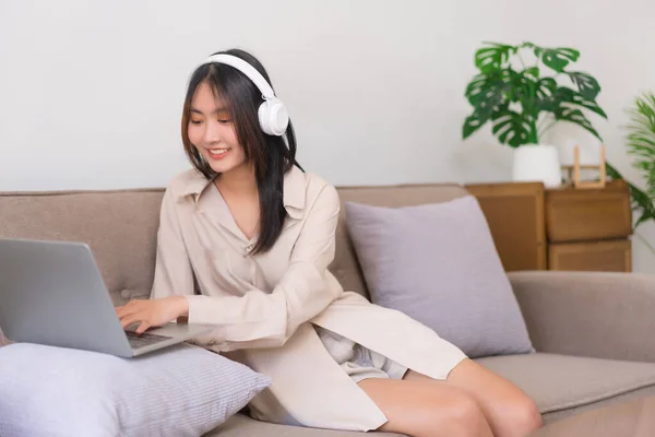 Estilo Vida Casa Conceito Mulher Asiática Está Usando Fone Ouvido — Fotografia de Stock