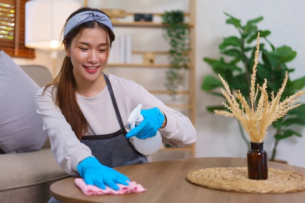 Housekeeping Concept Housemaid Using Cloth Spray Wipe Dust Table Living — Foto de Stock