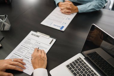 İşe alım konsepti, iş görüşmesi sırasında erkek işverenin başvuru özgeçmişini okuması.