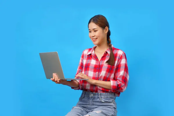 Mulheres Estão Sorrindo Enquanto Mantém Laptop Para Digitar Dados Novos — Fotografia de Stock