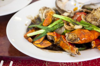 kızartılmış Yengeç karabiber ile karıştırın