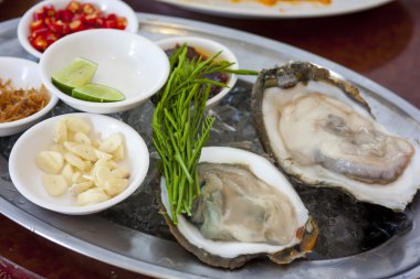 taze istiridye ve baharatlı sarımsak limon ile servis