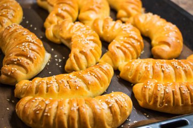 Pişirme çarşafında susamlı simit.