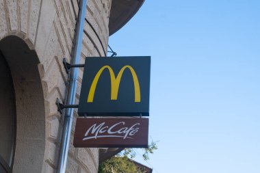Budapeşte, Macaristan - 1 Kasım 2021: McCafe McDonalds Cafe logosu sokakta, Illustrative Editorial.