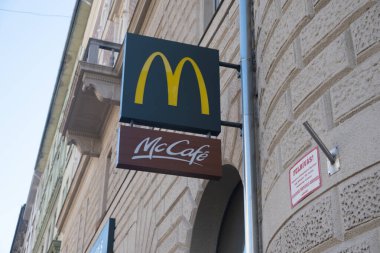 Budapeşte, Macaristan - 1 Kasım 2021: McCafe McDonalds Cafe logosu sokakta, Illustrative Editorial.