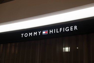 Budapeşte, Macaristan - 1 Kasım 2021: Tommy Hilfiger marka elbise mağazası tabelası, Illustrative Editorial.