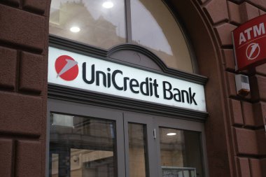 Budapeşte, Macaristan - 1 Kasım 2021: UniCredit Bank şirketi açık havada imza attı, Illustrative Editorial.