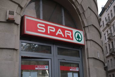 Budapeşte, Macaristan - 1 Kasım 2021: SPAR süpermarket marka levhası, Illustrative Editorial.