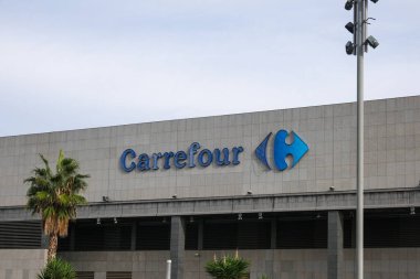 Barselona, İspanya - 5 Kasım 2021: Carrefour şirket işareti, İllüstrasyon Editörü.