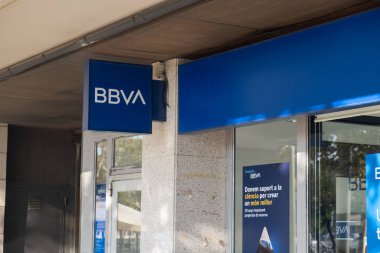 Barcelona, İspanya - 5 Kasım 2021: Banco Bilbao Vizcaya Argentaria BBVA banka tabelası, Illustrative Editorial.
