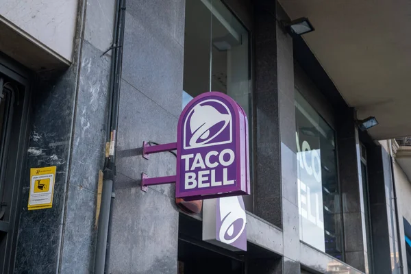 Barcelona Spanien November 2021 Aushängeschild Des Schnellrestaurants Taco Bell Illustrativer — Stockfoto