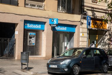 Barselona, İspanya - 5 Kasım 2021: Sabadell ofisi imzalı, İllüstrasyon Editörü.