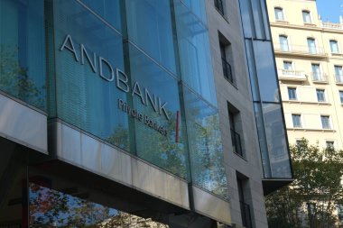 Barselona, İspanya - 5 Kasım 2021: Ve banka imzası, Illustrative Editorial.