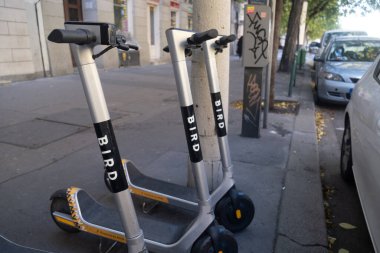 Budapeşte, Macaristan - 1 Kasım 2021: Kuş scooter paylaşımı, Illustrative Editorial.