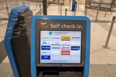 Budapeşte, Macaristan - 1 Kasım 2021: Havaalanında Kişisel Kayıt Terminali, İllüstrasyon Editörü.