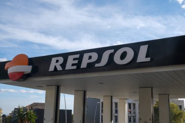 Barselona, İspanya - 5 Kasım 2021: Repsol benzin istasyonu tabelası, Illustrative Editorial.