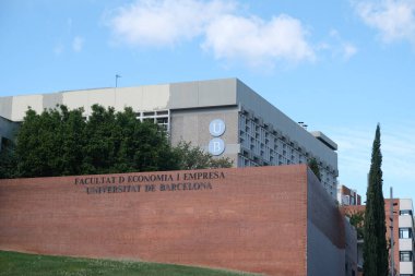 Barselona, İspanya - 5 Kasım 2021: Barselona Üniversitesi Ekonomi Fakültesi binası, İllüstrasyon Editörü.