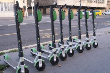 Budapeşte, Macaristan - 1 Kasım 2021: Limonlu scooter kiralama servisi, Illustrative Editorial.